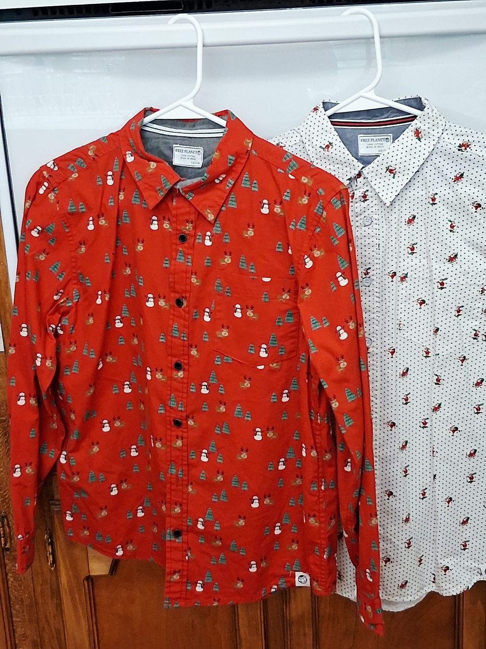 Free Planet Men's Red and White Holiday Print Button-Down Shirts